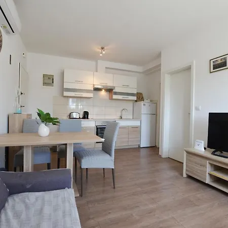 Aleksandra Apartment *